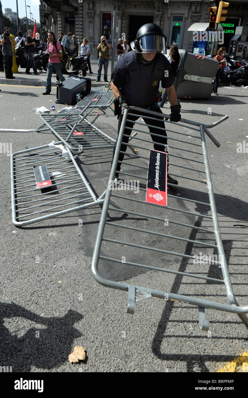 La police anti-émeute en éliminant les obstacles au cours d'affrontements dans le centre ville de Barcelone au cours de la grève générale le 29 septembre 2010. Banque D'Images