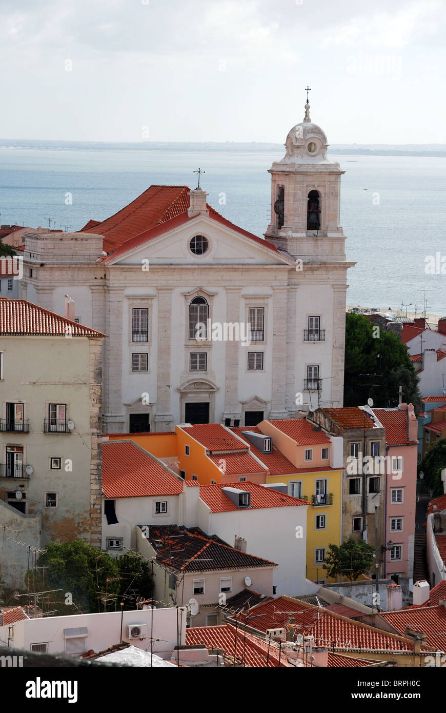Miradouro de Santa Luzia Alfama Lisbonne Portugal terrasse vue arcades de l'église Banque D'Images
