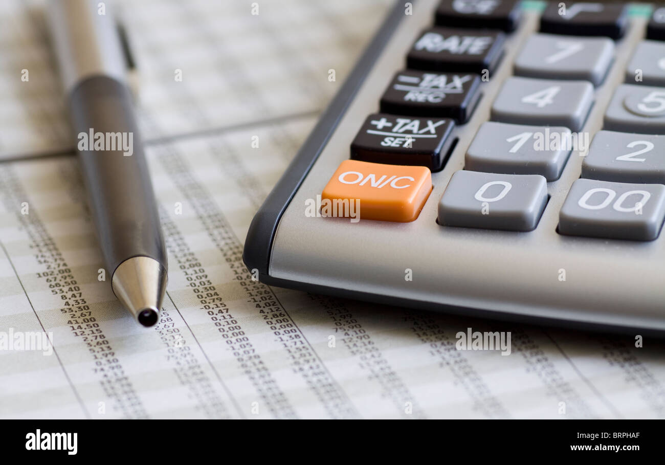 Une calculatrice, stylo, et l'état financier. Focus sélectif. Banque D'Images