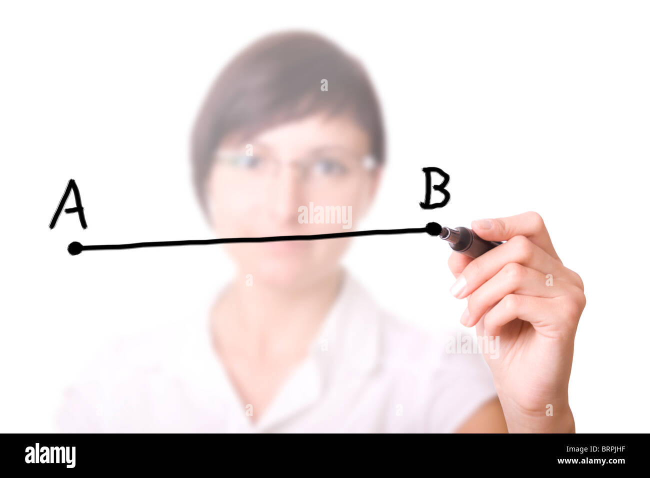 Femme dessinant une ligne du point A au point B (selective focus). Businesswoman avec stylo dans tableau virtuel. Banque D'Images Femme dessinant une ligne du point A au point B (selective focus). Businesswoman avec stylo dans tableau virtuel. Banque D'Images