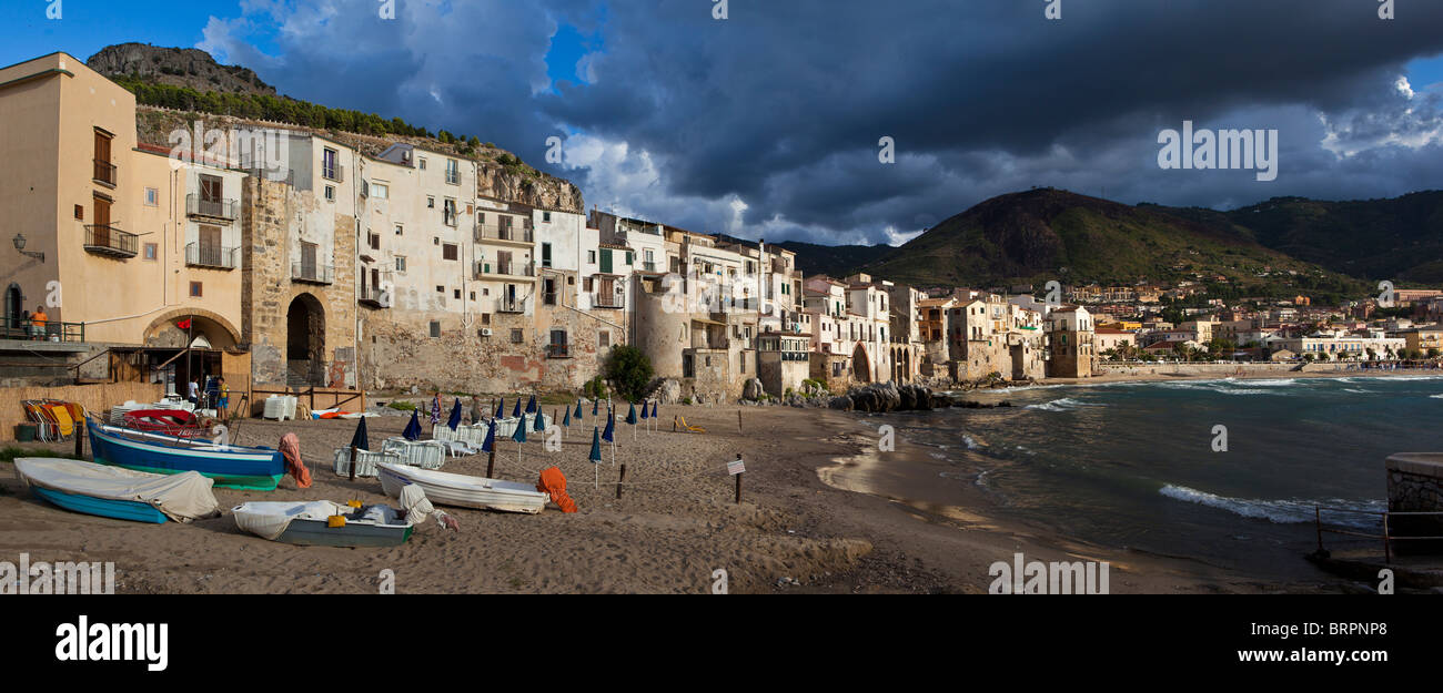 Bateaux de pêche sur la plage de Cefalù, centre-ville historique, Cefalù, Sicile, Italie, Europe Banque D'Images