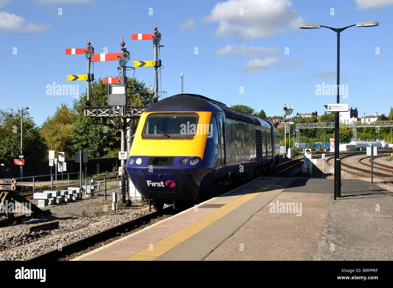 Train en arrivant à Worcester Shrub Hill railway station, Worcestershire, Angleterre, RU Banque D'Images