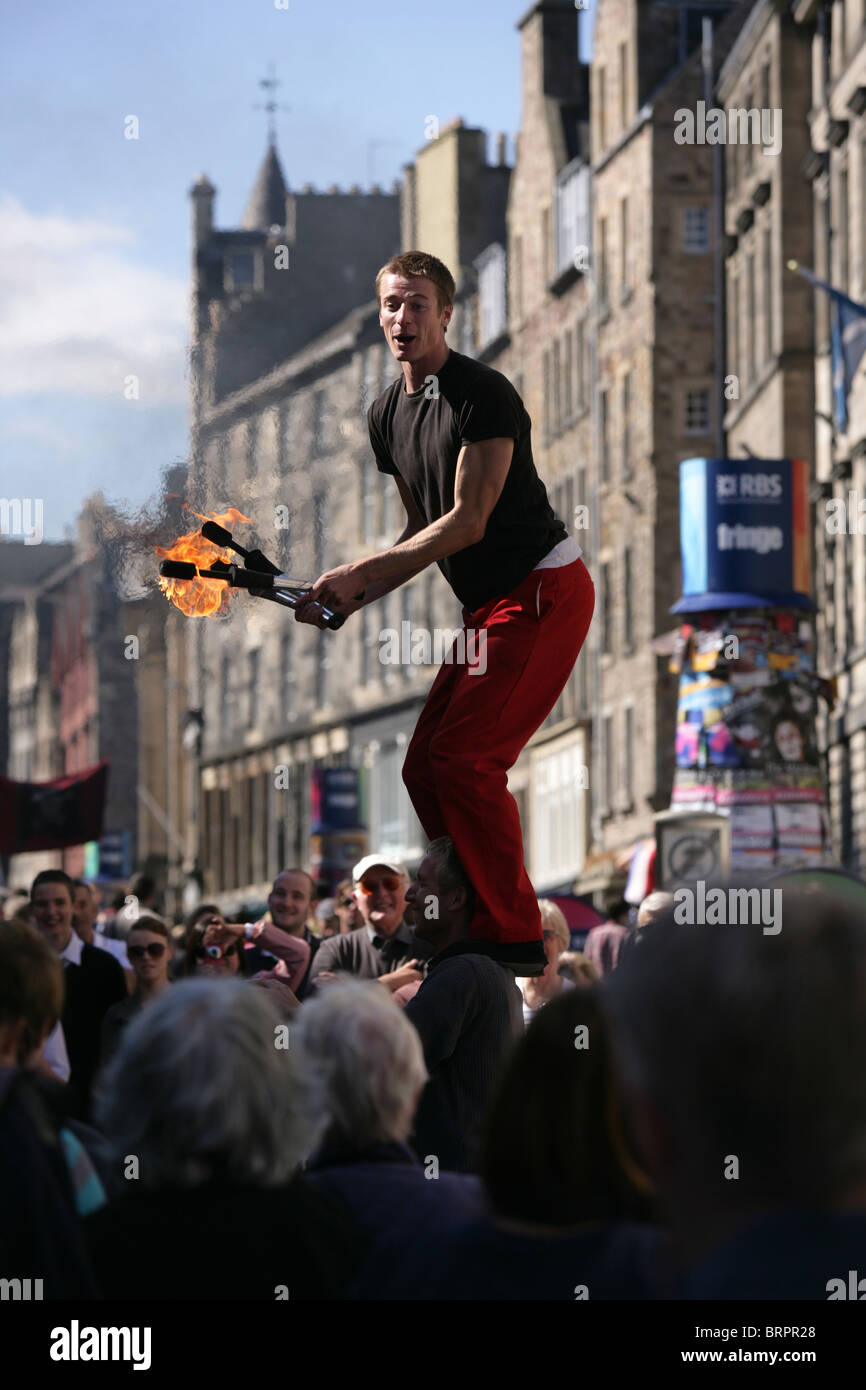 Artiste de rue sur le Royal Mile Edinburgh pendant le Festival. Banque D'Images