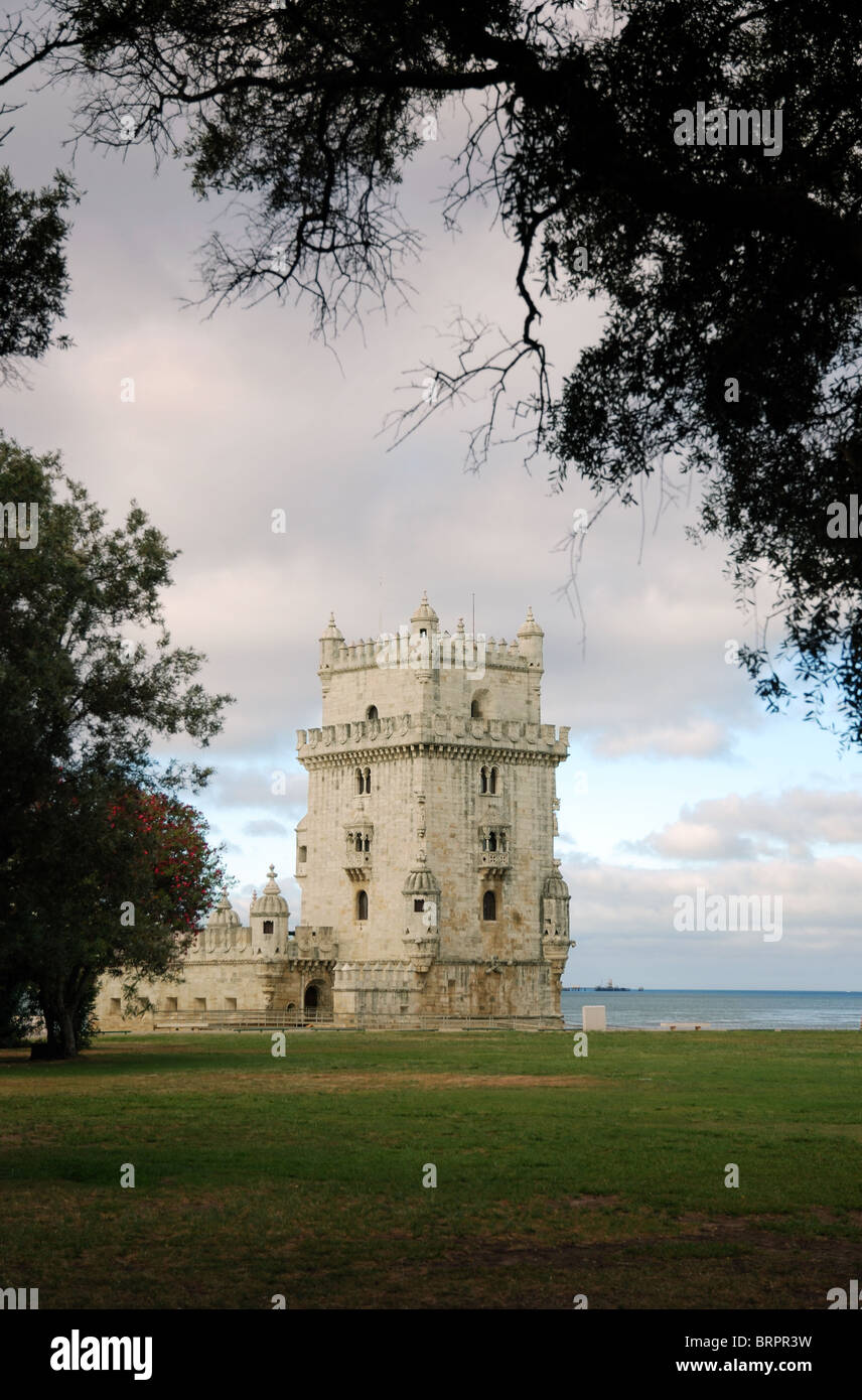 La tour de Belém à Lisbonne - Lisboa Portugal - vue sur l'océan Atlantique - l'architecture de style manuélin Banque D'Images