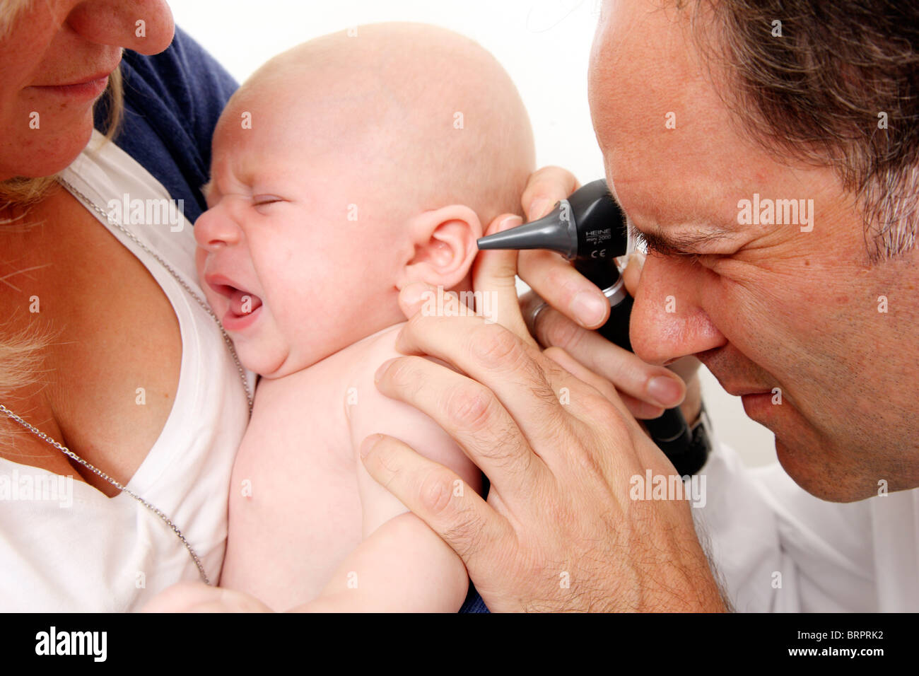 Medecin Pediatre La Mere Et Le Bebe Examen Medical D Un Nouveau Ne Age De 4 Mois Controle Du Canal Auditif De L Oreille Photo Stock Alamy