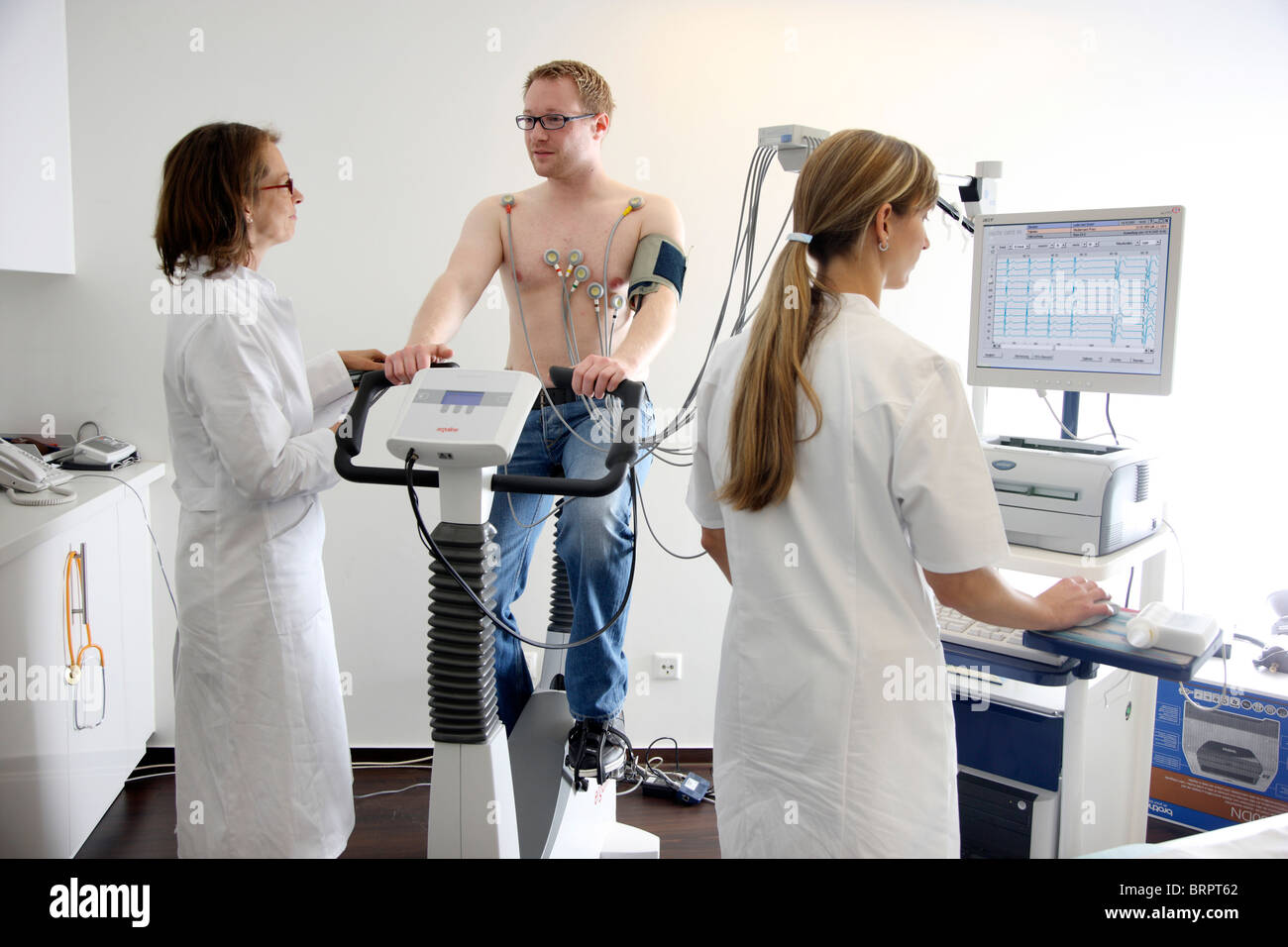 Cabinet médical, contrôle préventif de l'exercice. exercice ECG, échocardiographie , l'enregistrement de l'ECG sur un vélo de cardio. Banque D'Images