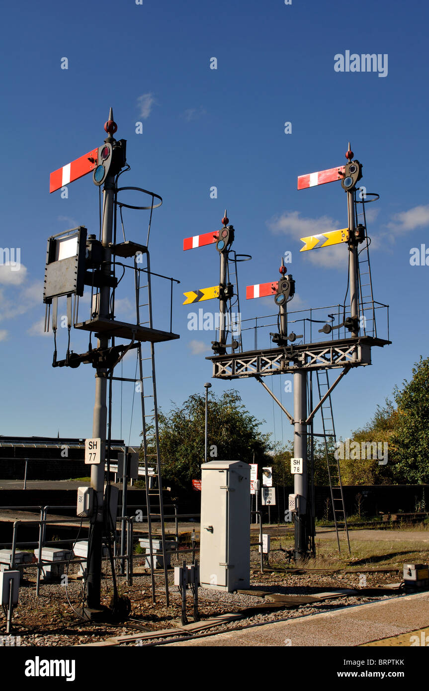 Les signaux de sémaphore à Worcester Shrub Hill railway station, Worcestershire, Angleterre, RU Banque D'Images