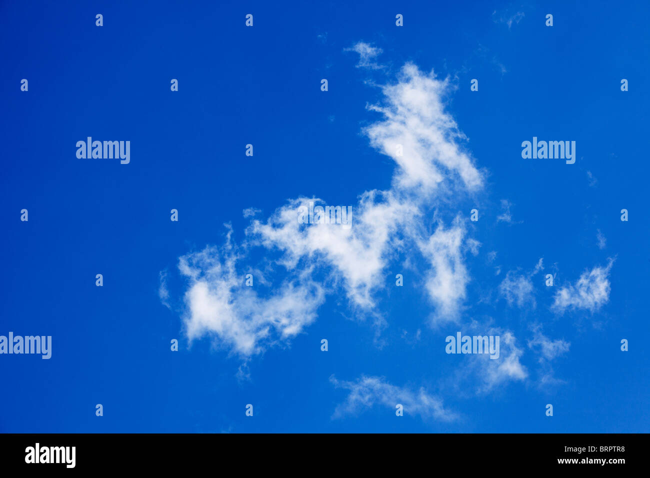 Ciel bleu avec des nuages cirrus looking up Banque D'Images