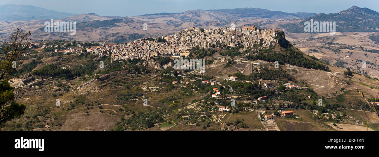 Vue panoramique de la ville de Caltanissetta, au sommet d'une colline, Sicile, Italie Banque D'Images