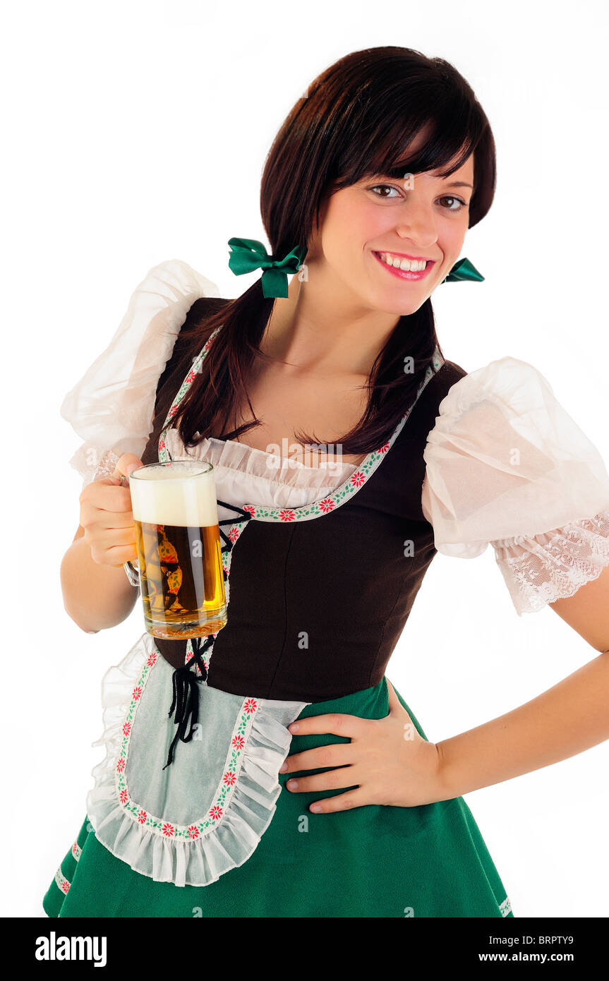 Woman Holding Beer habillés en costume pour l'Oktoberfest Dirndl traditionnel et Célébrations de la St Patrick Banque D'Images
