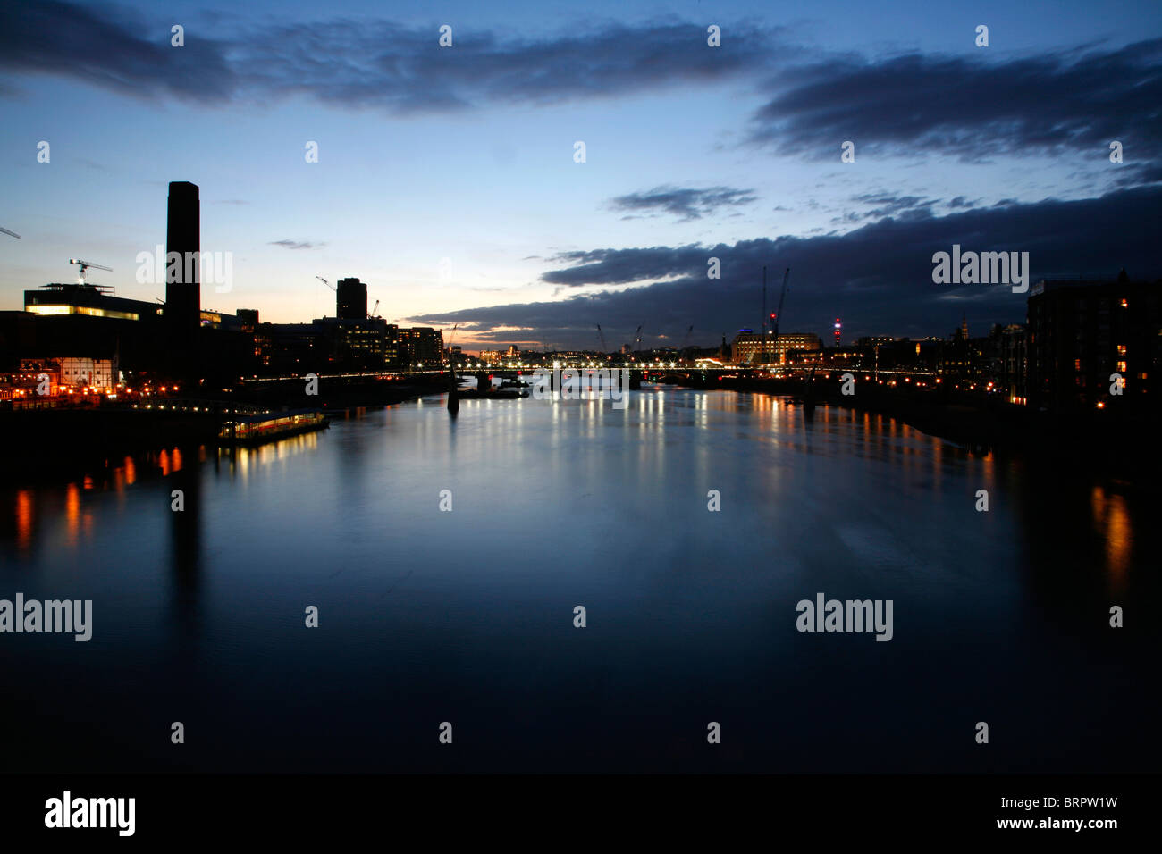 Voir la Tamise jusqu'à la Tate Modern, Millennium Bridge et le pont de Blackfriars, City of London, UK Banque D'Images