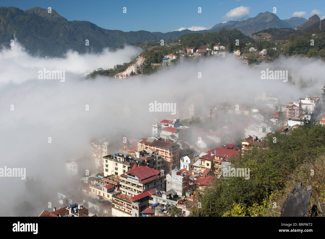 Une vue sur la ville de Sapa, Vietnam avec du brouillard dans le matériel roulant Banque D'Images