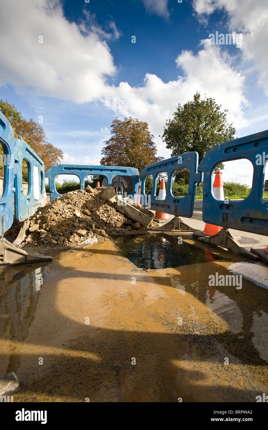 L'eau a éclaté dans un village-rue principale Banque D'Images