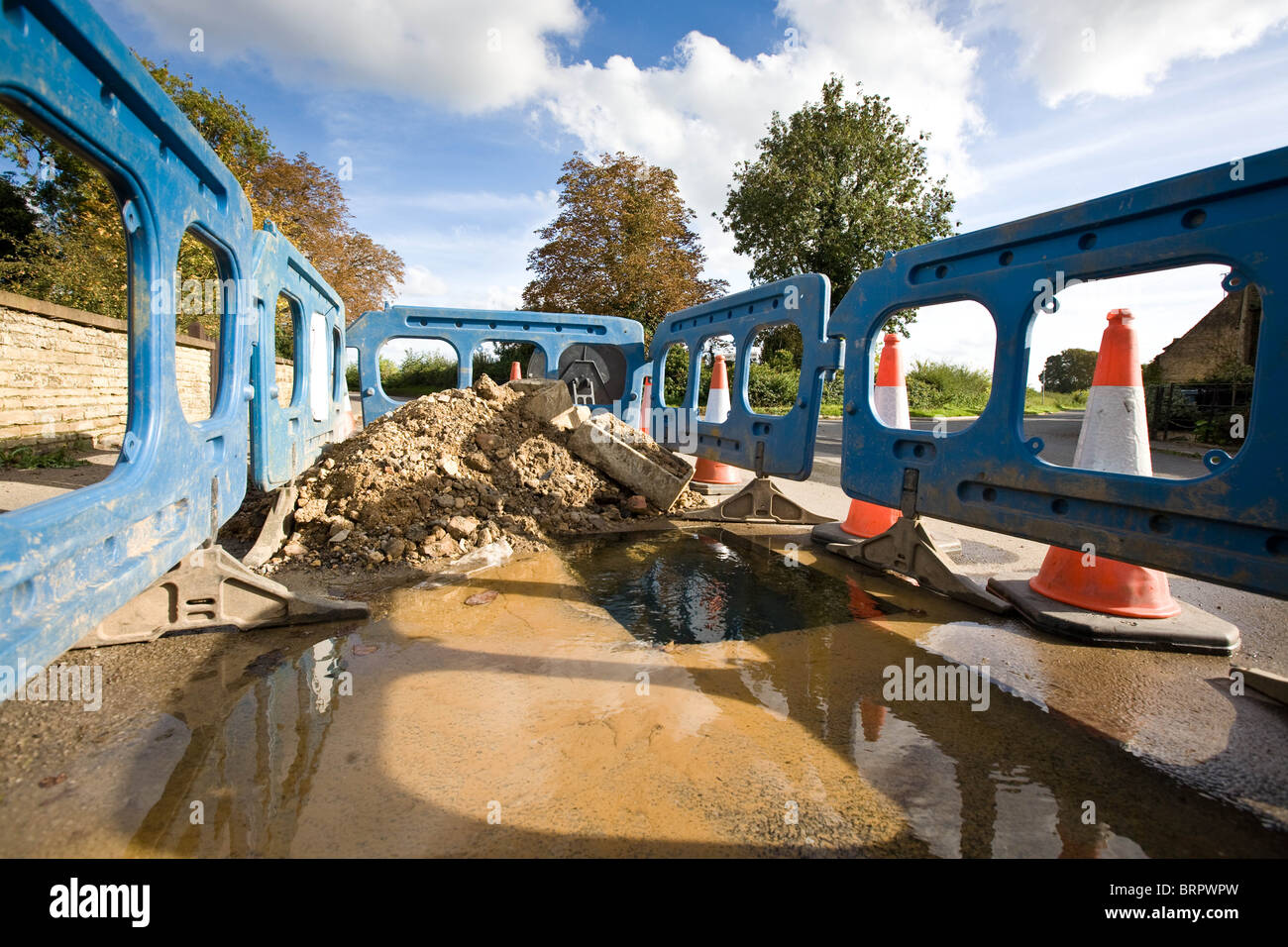 L'eau a éclaté dans un village-rue principale Banque D'Images