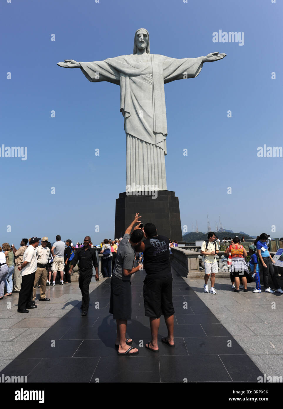 Poser les touristes et prendre des photos en face de la statue du Christ Rédempteur sur le mont Corcovado à Rio de Janeiro Brésil Banque D'Images