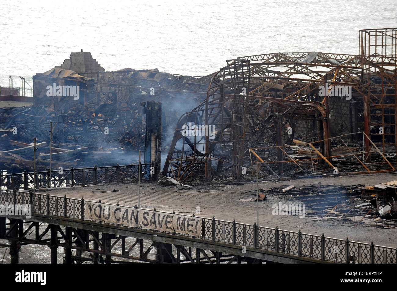 Hastings Pier le jour après un incendie criminel l'a laissé presque complètement détruit Banque D'Images