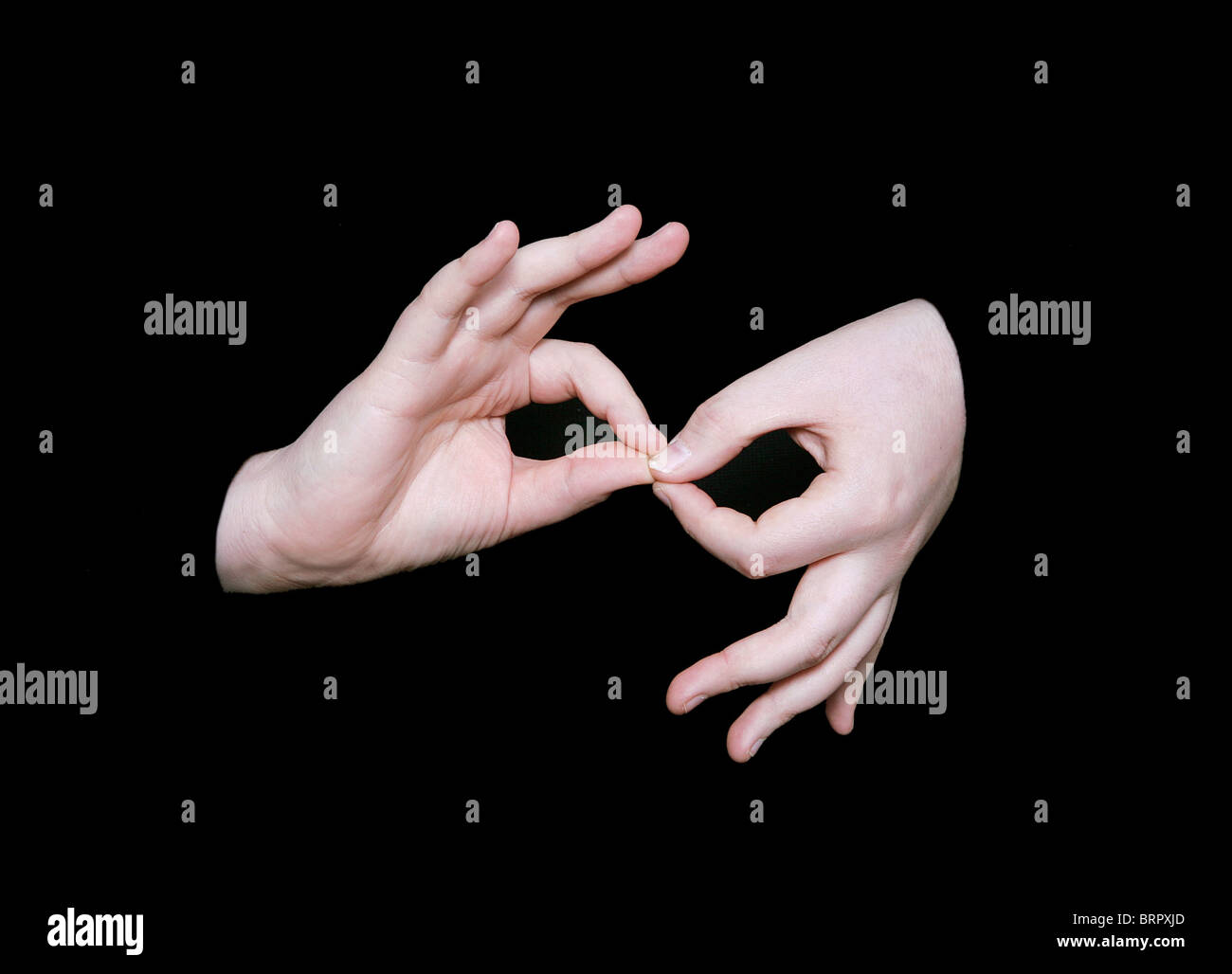 L'interprétation en langue des signes signes sur un fond noir Banque D'Images
