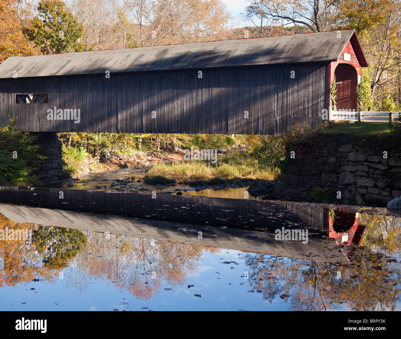 Pont couvert de la rivière vert dans le Vermont, New England, USA en automne / fall Banque D'Images
