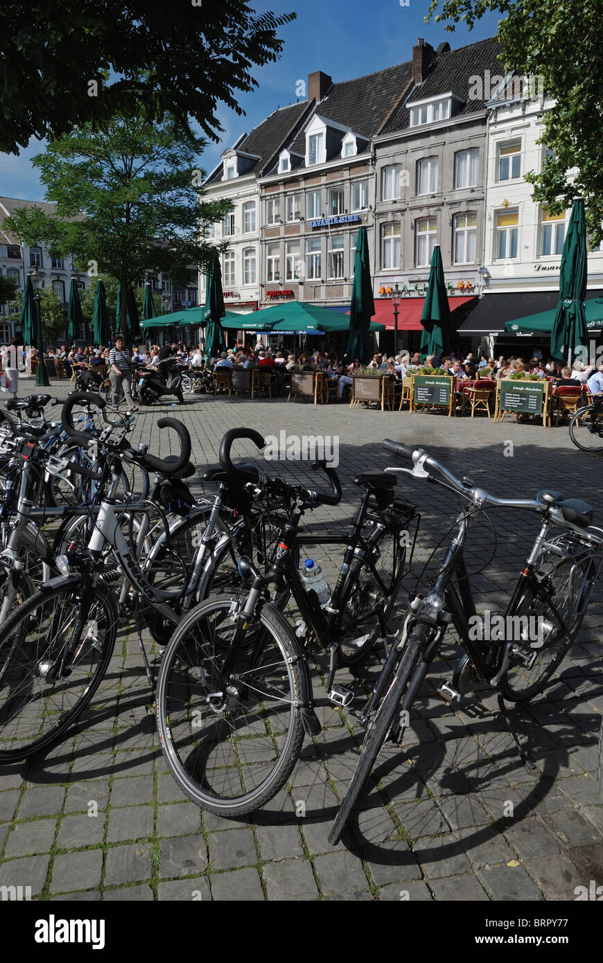 Les vélos garés près de la place du marché à Maastricht, aux Pays-Bas Photo  Stock - Alamy