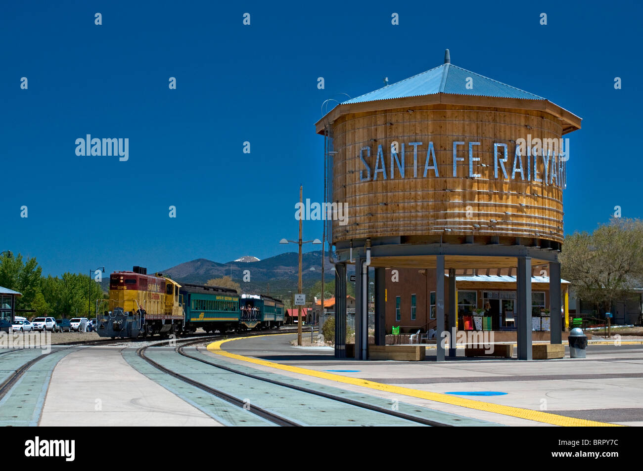 Train Locomotive moteur en laissant Santa Fe station Gare Railrunner Banque D'Images