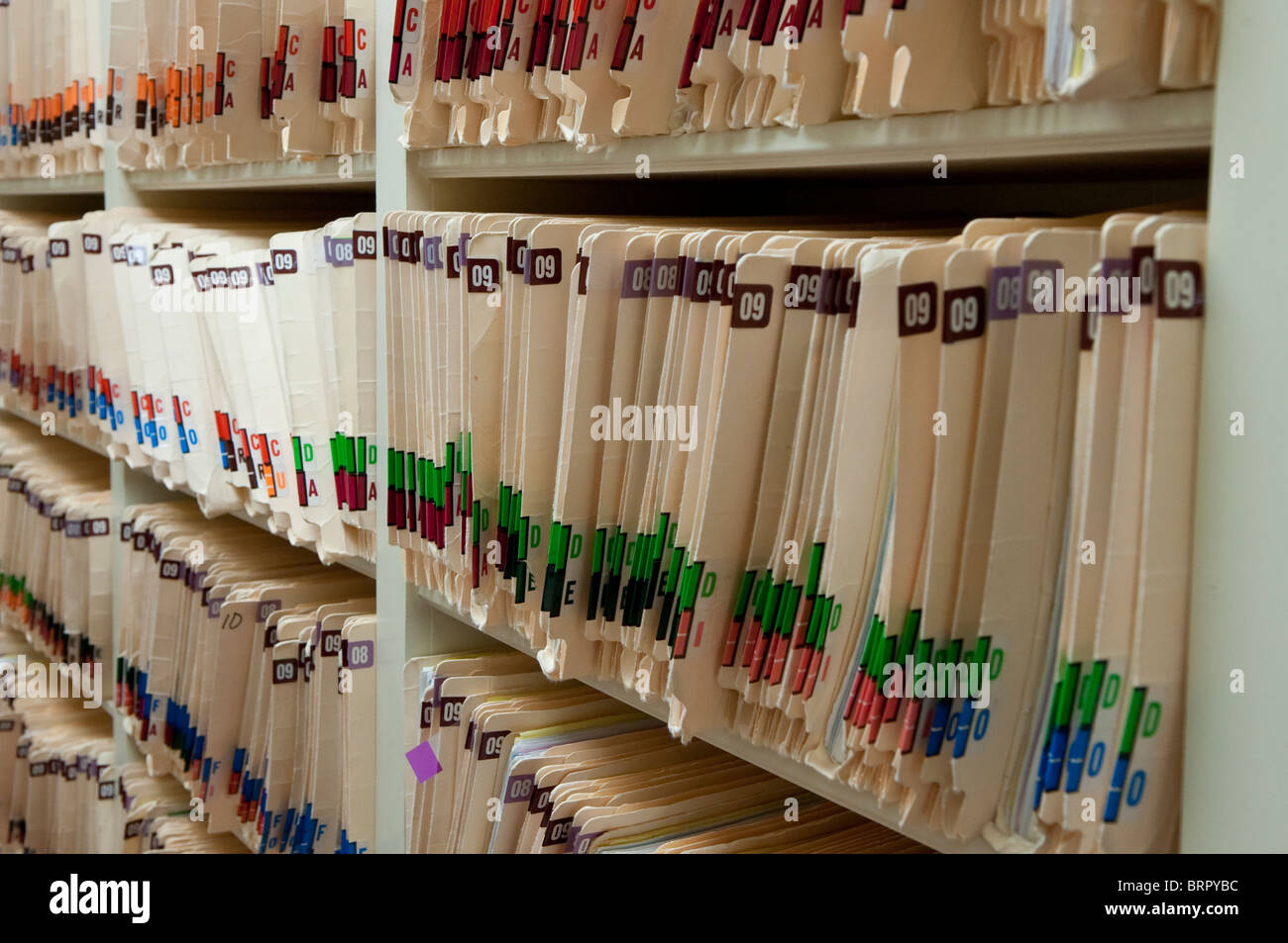 Classées par ordre alphabétique et un code de couleur des fichiers patient papier à un bureau médical à Victoria, Texas. Banque D'Images