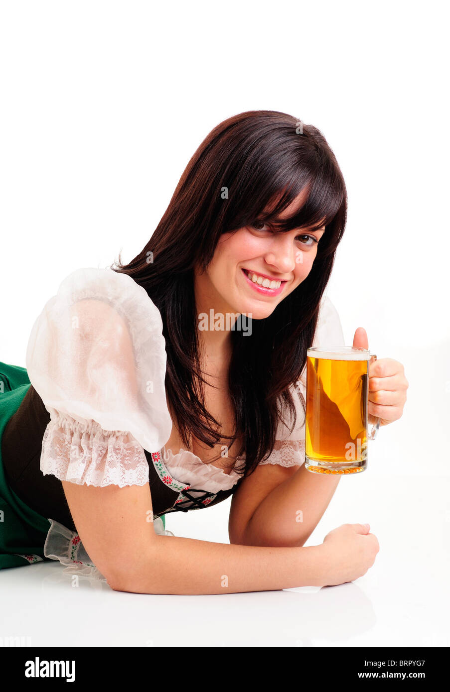 Jolie fille en costume traditionnel pour St Patrick's Day et tenant une bière de l'Oktoberfest Banque D'Images