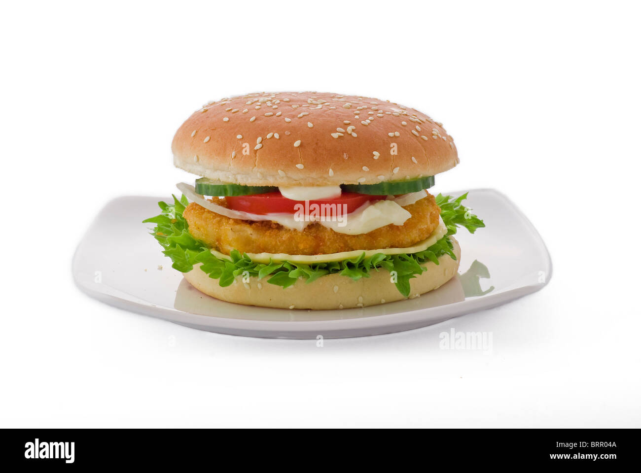 Burger au fromage poulet - isolé sur fond blanc Banque D'Images