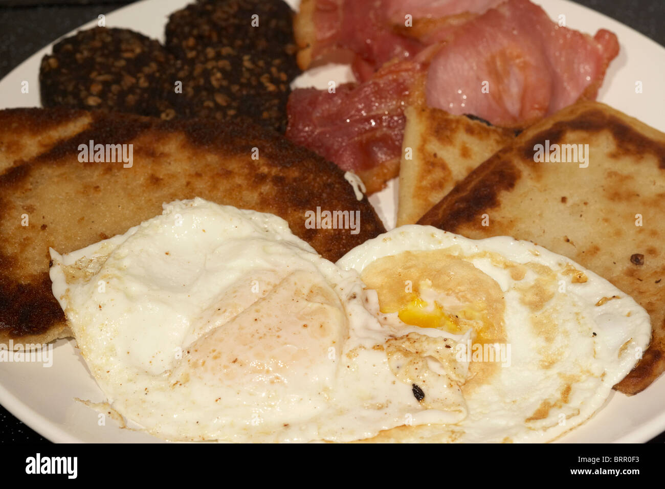 Ulster fry deux œufs sur le plat de pommes de terre pain soda bread pudding noir bacon Banque D'Images