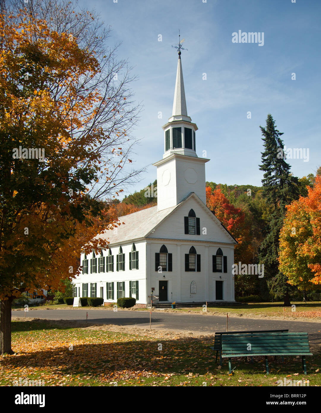 Tourné d'automne de l'église typique de New York à l'automne que les arbres lumineux orange et rouge Banque D'Images