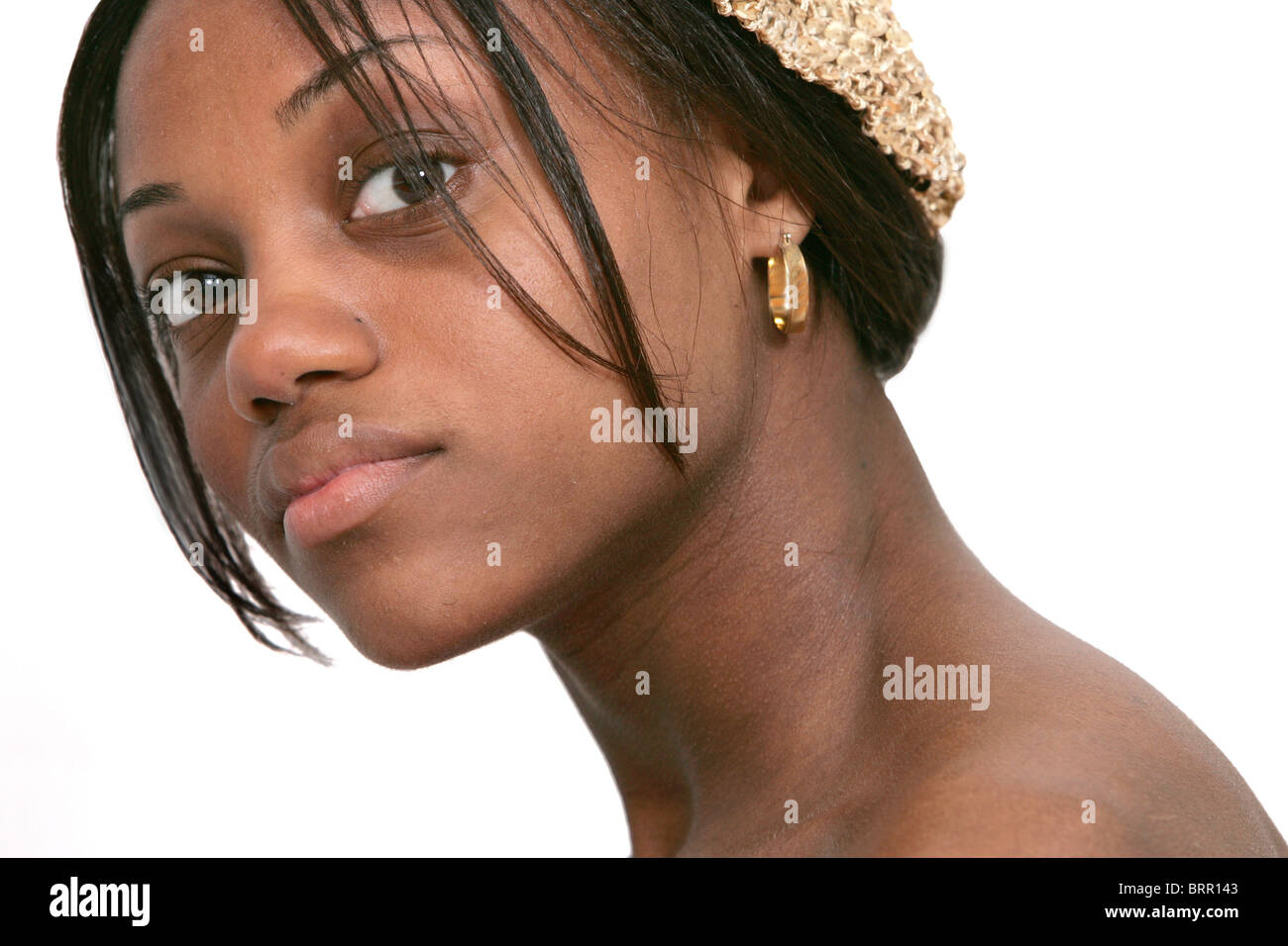 Portrait d'une jeune femme noire sérieux dans un chandail rose sur fond blanc Banque D'Images