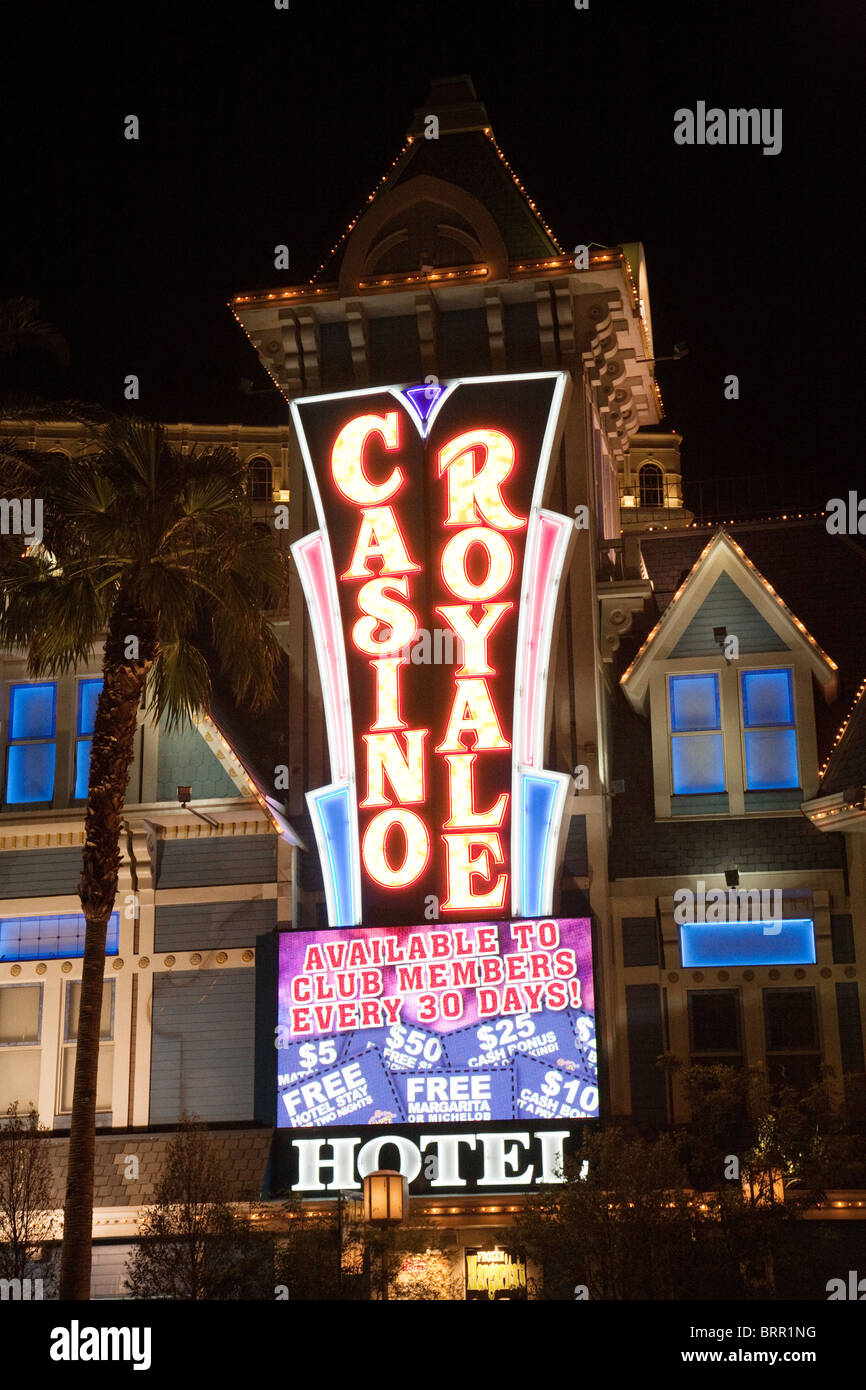 Enseignes au néon et les lumières à la Casino Royale, le Strip, Las Vegas USA Banque D'Images Enseignes au néon et les lumières à la Casino Royale, le Strip, Las Vegas USA Banque D'Images