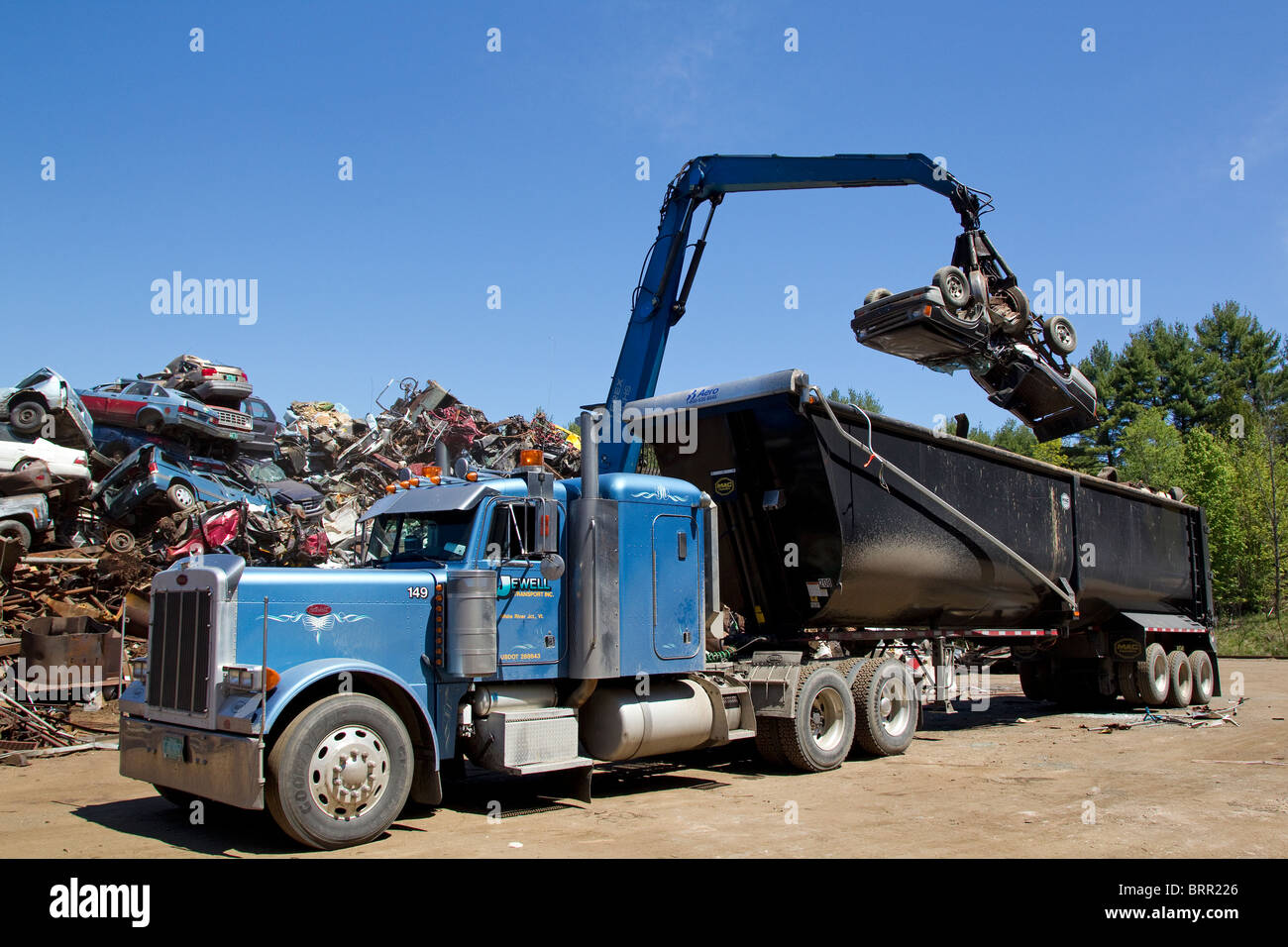 Chargement de camion avec grue semi broyées, ferraille automobile, à ferraille Banque D'Images