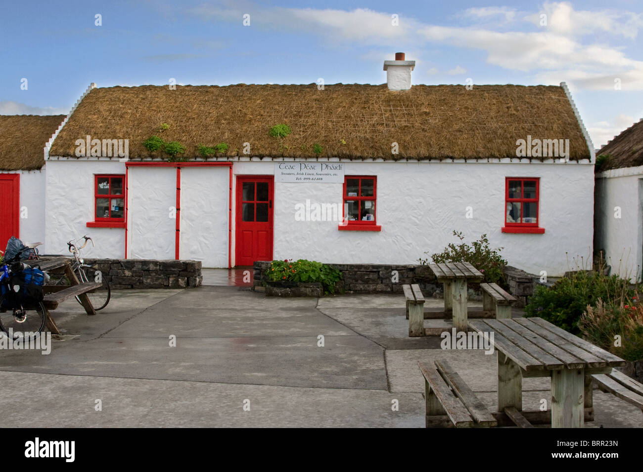 Enseigner la tourbe Phaidi - Chaumière irlandaise traditionnelle fonctionne comme une boutique touristique, Dun Aonghus, Mor Aran Co., Galway, Irlande Banque D'Images