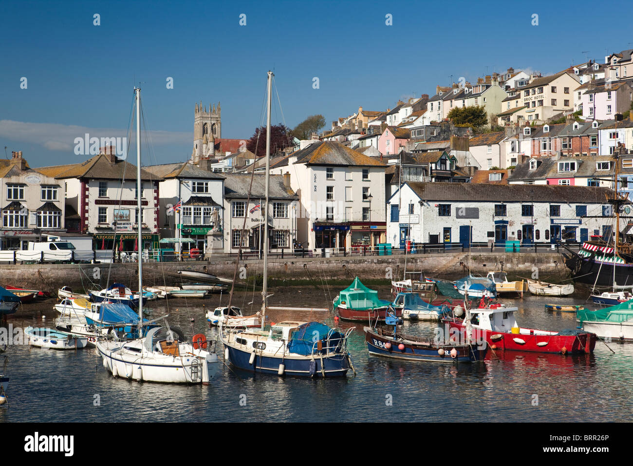 Royaume-uni, Angleterre, Devon, Brixham loisir et bateaux de pêche dans le port Banque D'Images