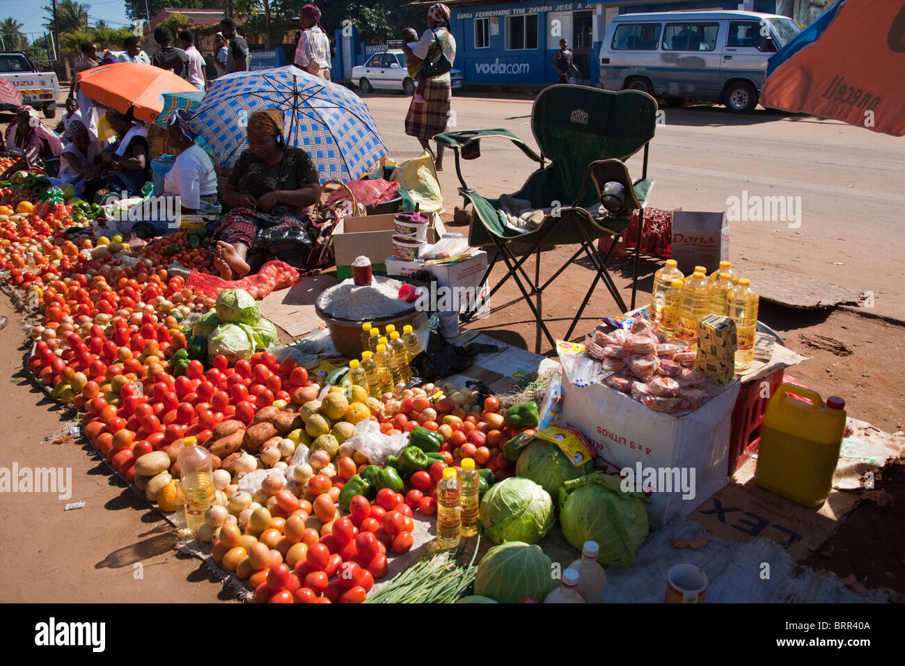 Les femmes vendent des produits frais au bord de la route Banque D'Images