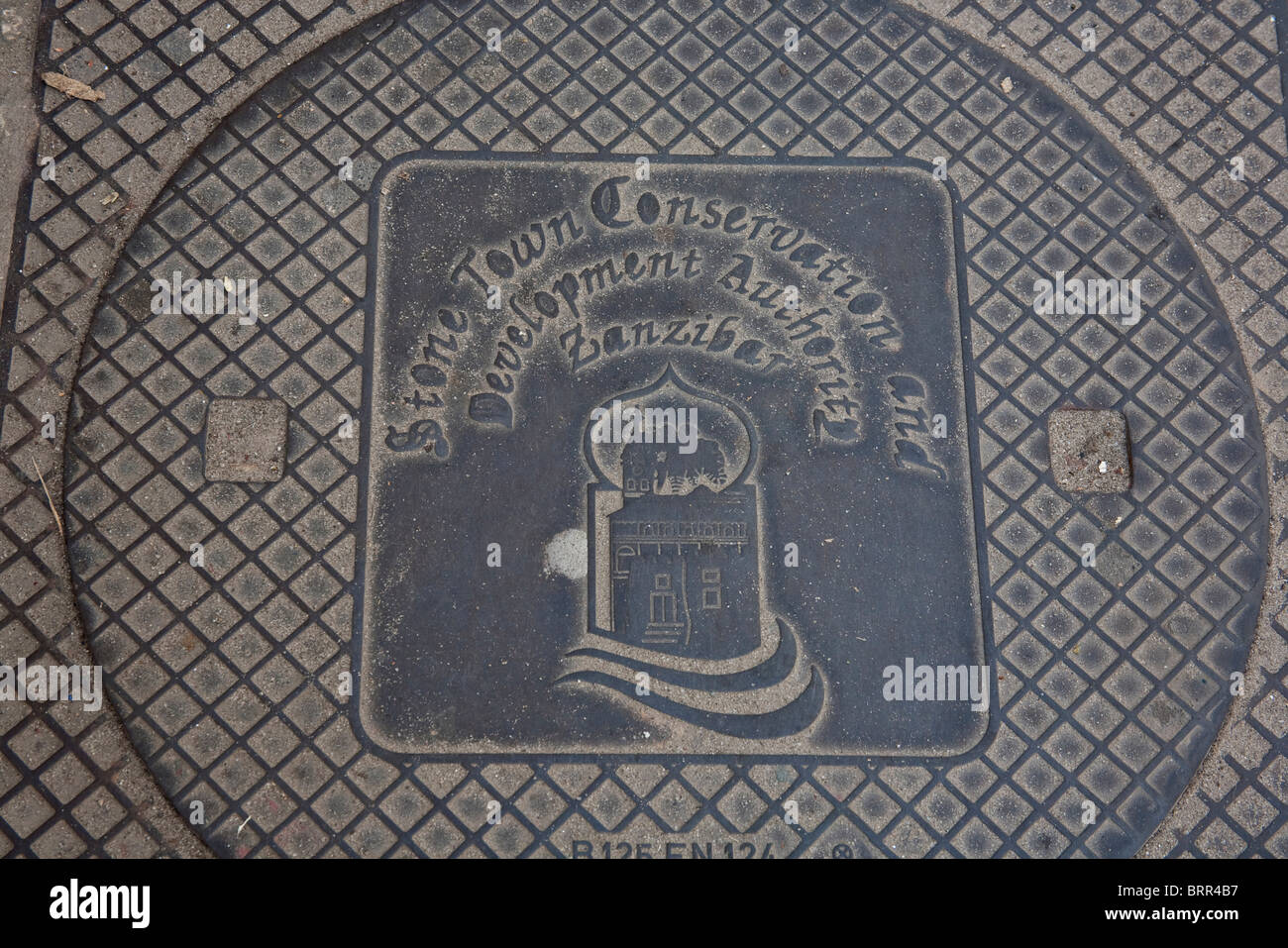 Couvercle de trou d'une marque de Stonetown Zanzibar Autorité de conservation et de développement Banque D'Images Couvercle de trou d'une marque de Stonetown Zanzibar Autorité de conservation et de développement Banque D'Images