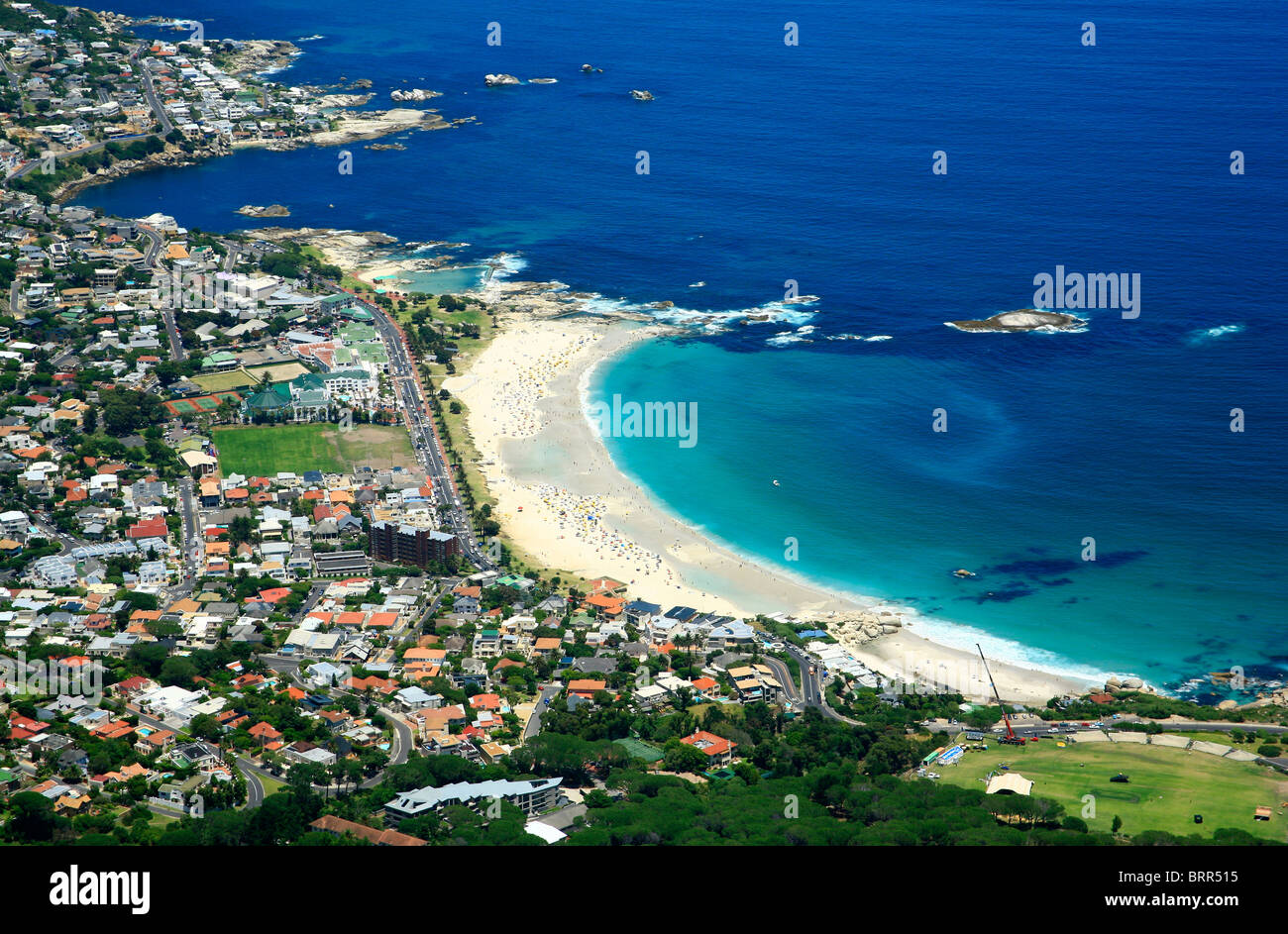 Vue sur la plage de Camps Bay et maisons Banque D'Images