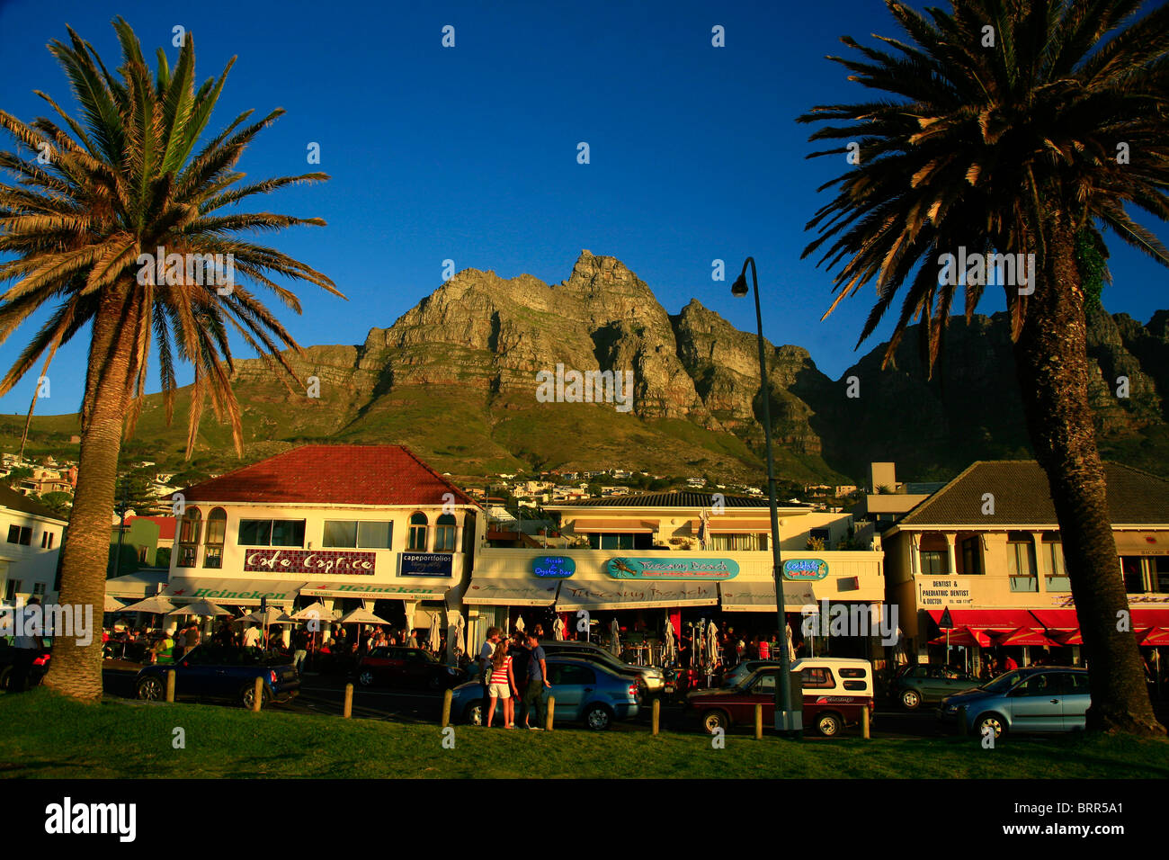 Restaurants et bars sur la plage de Camps Bay avec des clients Banque D'Images