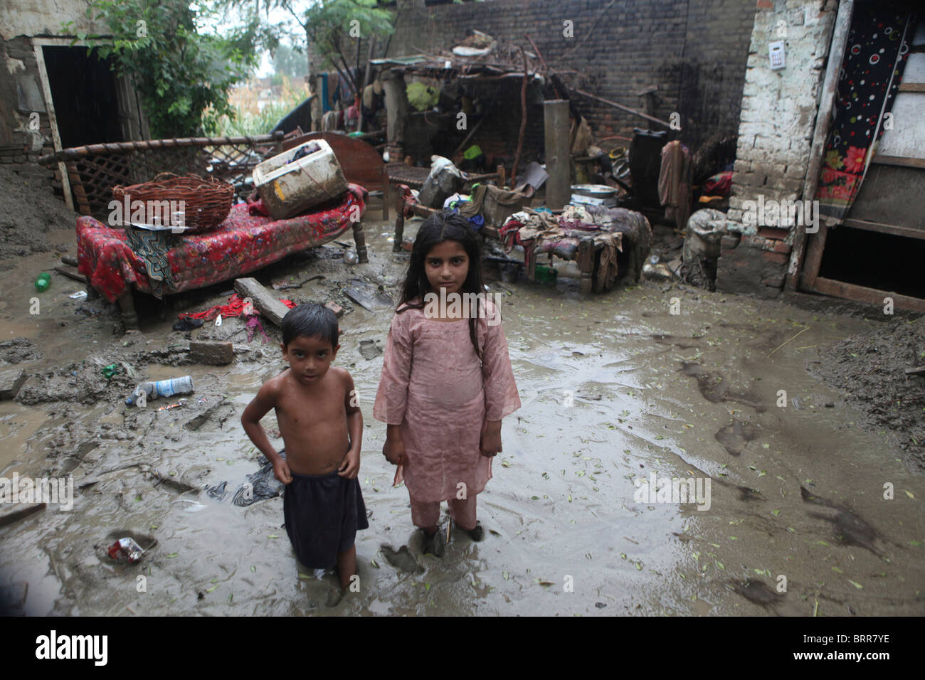 Les victimes des graves inondations au Pakistan (2010) Banque D'Images