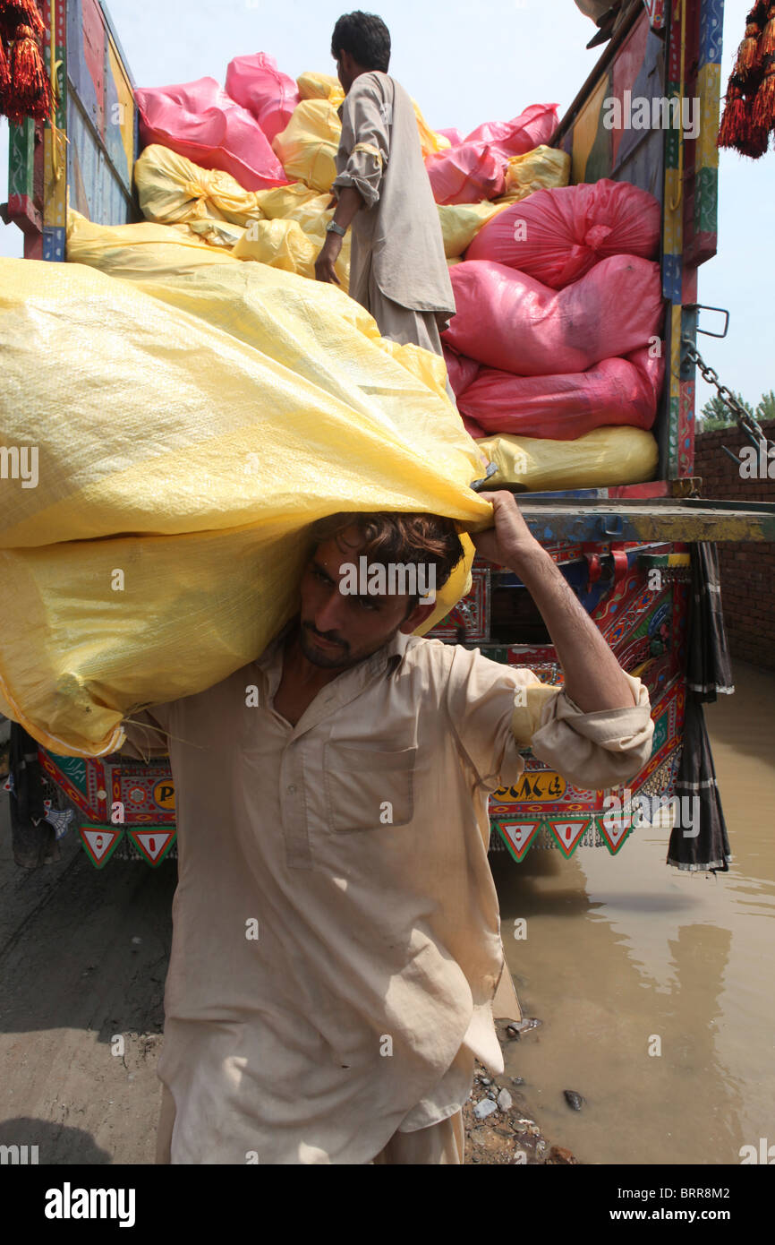 La distribution de l'aide aux victimes des inondations au Pakistan Banque D'Images