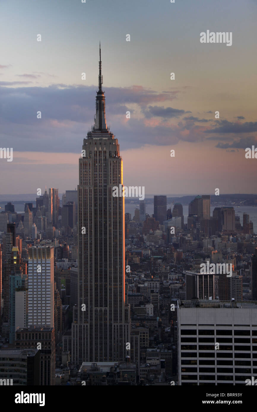 Vue sur l'Empire State Building de la Rockefeller Center, Manhattan, New York, USA Banque D'Images