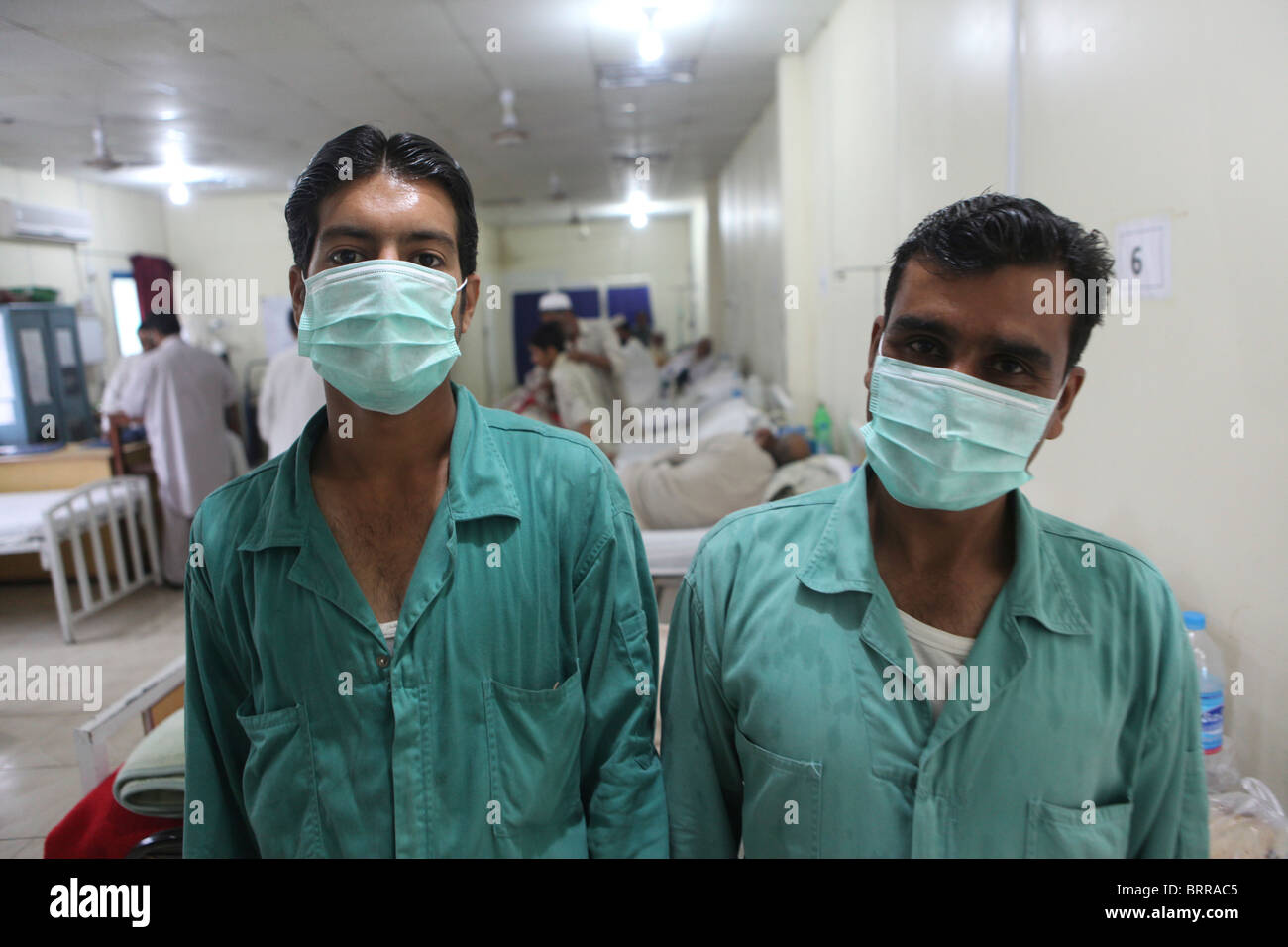 Des soins médicaux aux victimes des inondations au Pakistan Banque D'Images