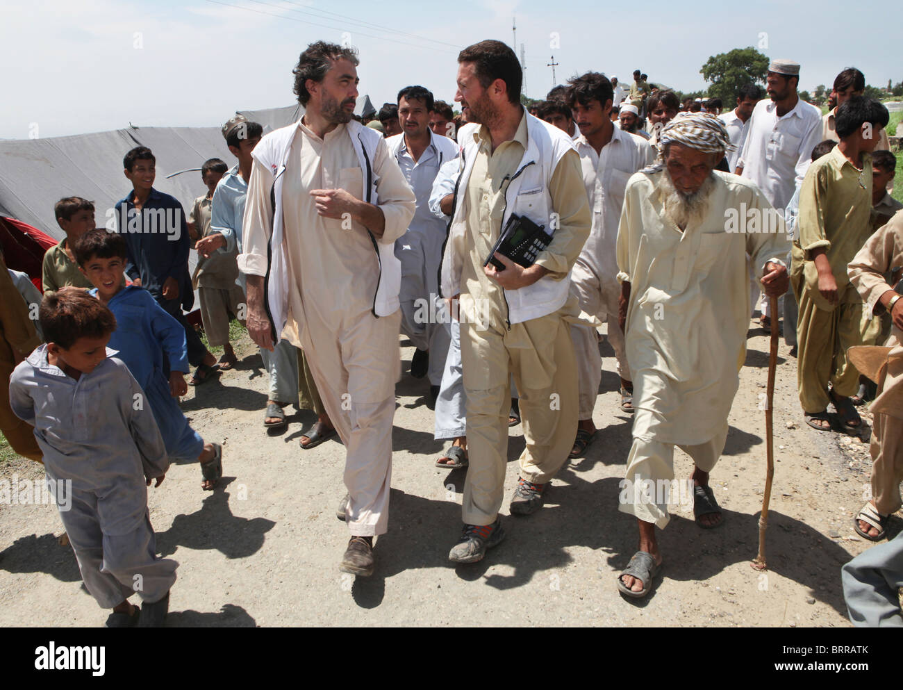 La distribution de l'aide aux victimes des inondations au Pakistan Banque D'Images