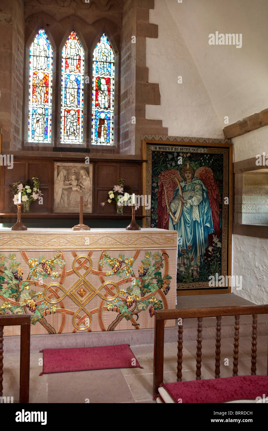 UK, Herefordshire, George Sanders, All Saints Arts et Métiers, de l'Église autel avec Edward Burne Jones textiles Banque D'Images