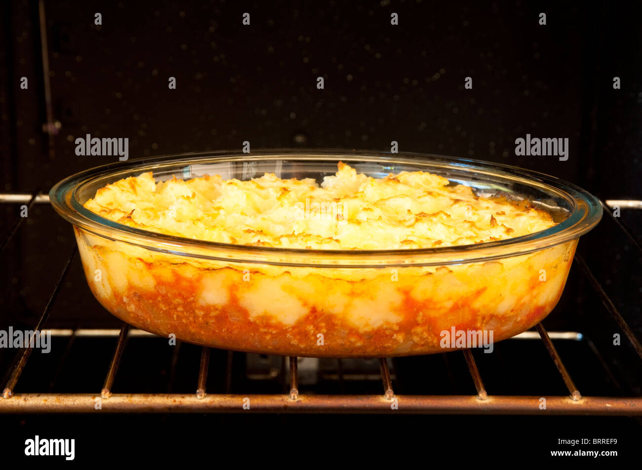 Hachis parmentier la cuisson dans un four Photo Stock - Alamy