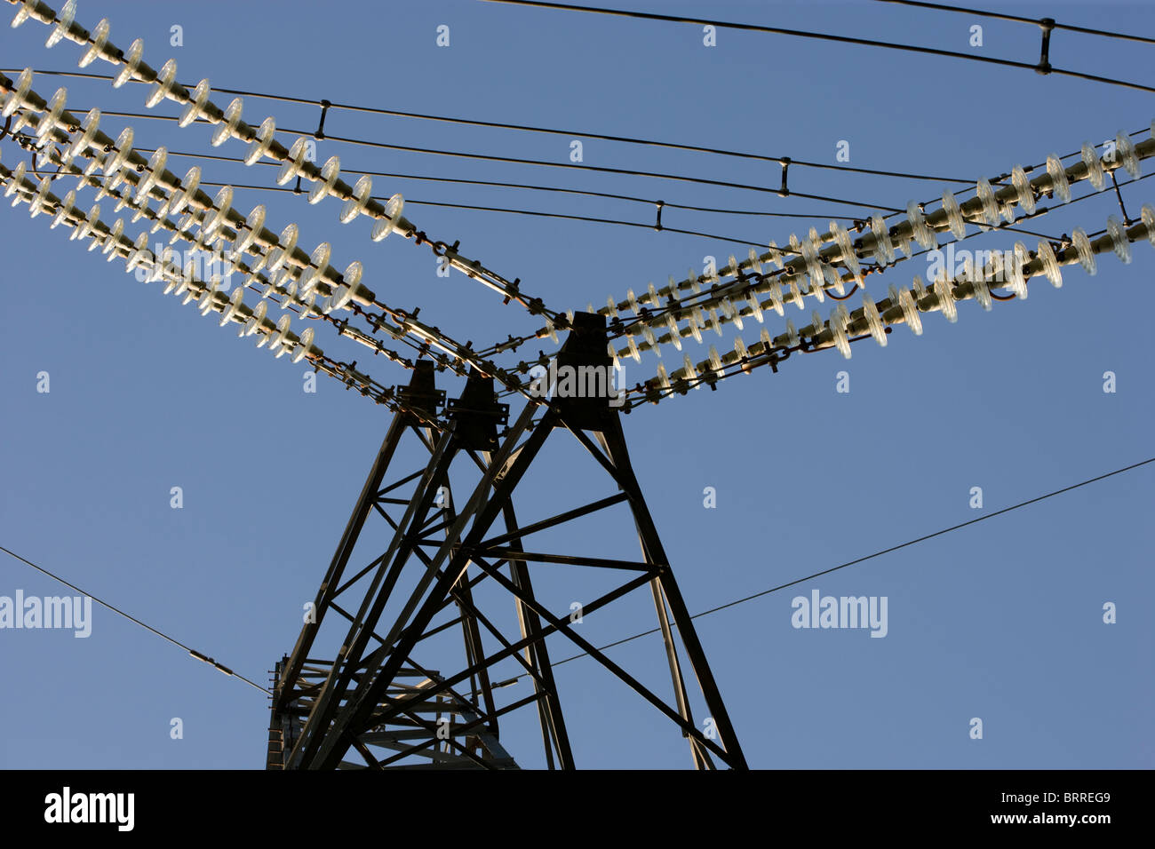 Pylône de l'électricité à partir de la ci-dessous. D'isolants Banque D'Images