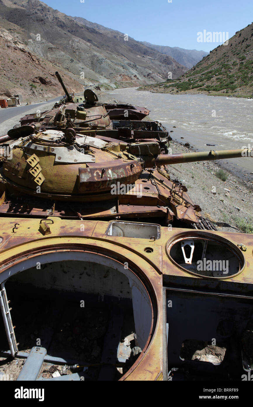 Des chars russes dans le champs de l'Afghanistan Banque D'Images