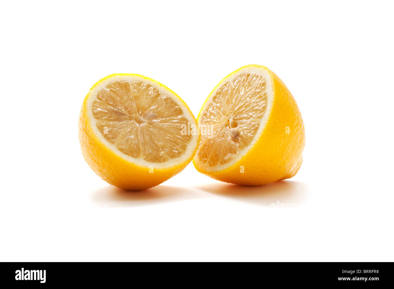 Citron frais coupé en deux Banque D'Images