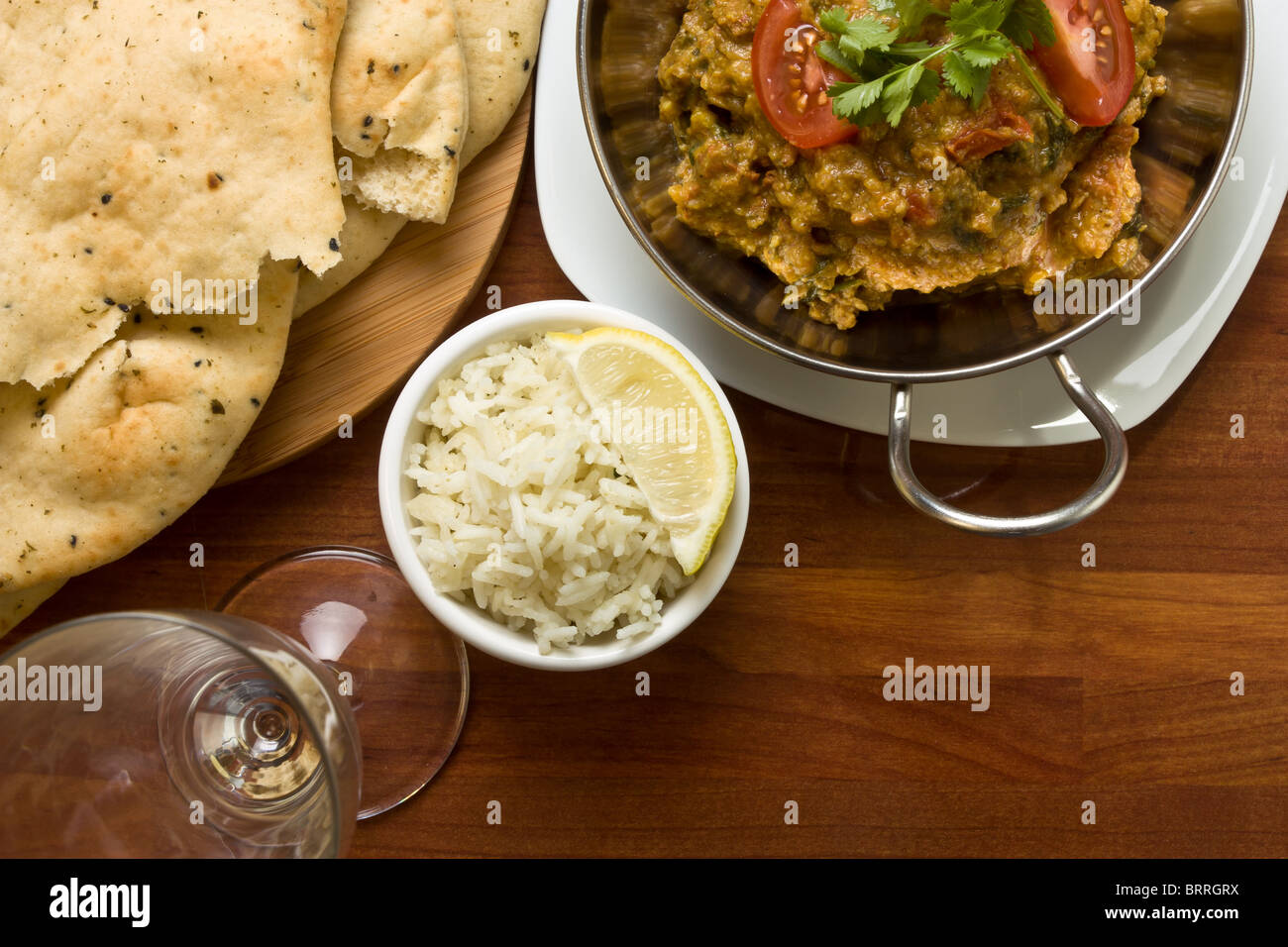 Repas curry indien de poulet épicé, riz et pain naan. Banque D'Images