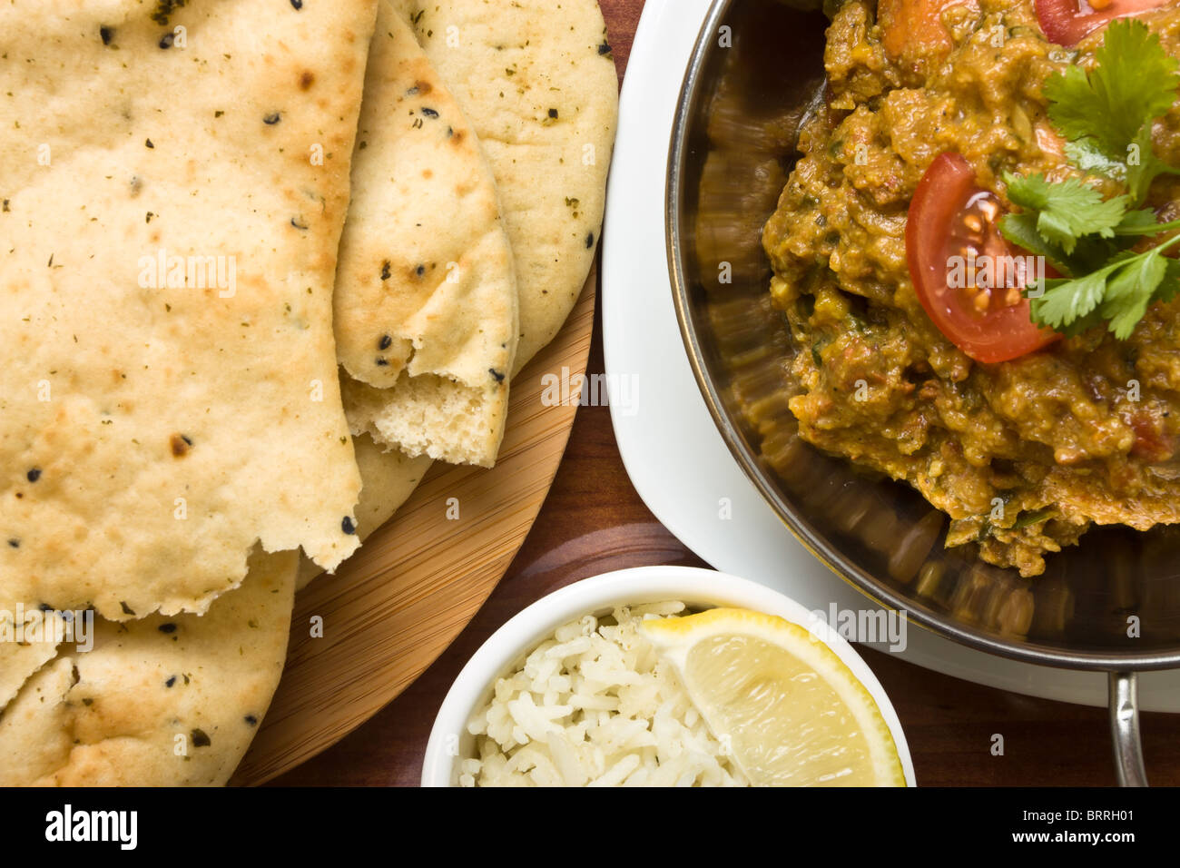 Repas curry indien de poulet épicé, riz et pain naan. Banque D'Images